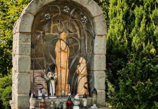 Lurdska_jaskynka_pri_filialnom_kostole_Horny_Kelcov-7152_original