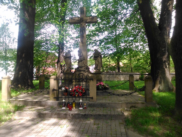 socha pred kostolom