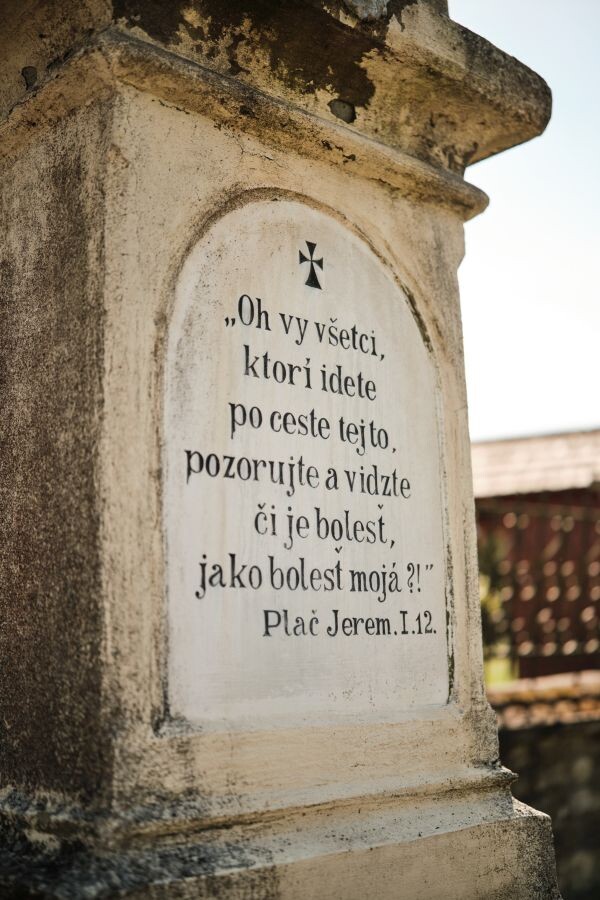 Kamenny kriz Ustredie pred kostolom 7032